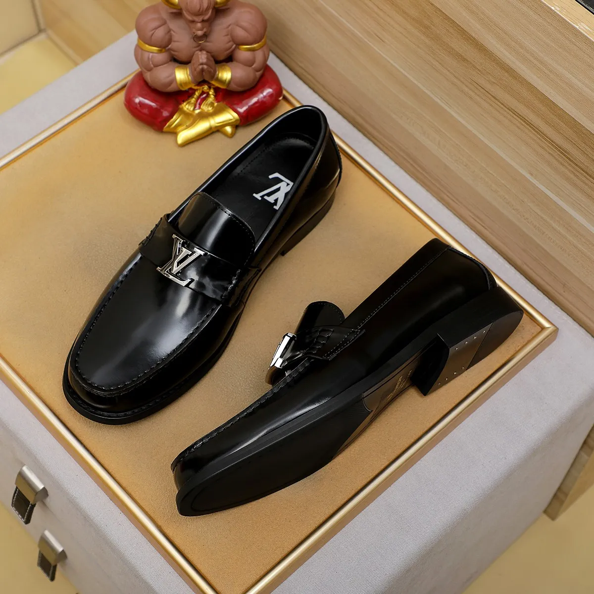Men's shoes 460 💰 Louis Vuitton LV ® 🆕 model 🔛 full shoe counter, first layer cowhide, 🐂leather lining casual shoes for men, super soft outsole, a must-have for driving. Synchronized with the counter, original first layer cowhide, completely 1:1 mold customization 🌹 top version, color optional! Number: 38-44 (45.46 customized)